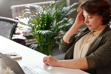 early chiropractic care after concussion is important woman with headache